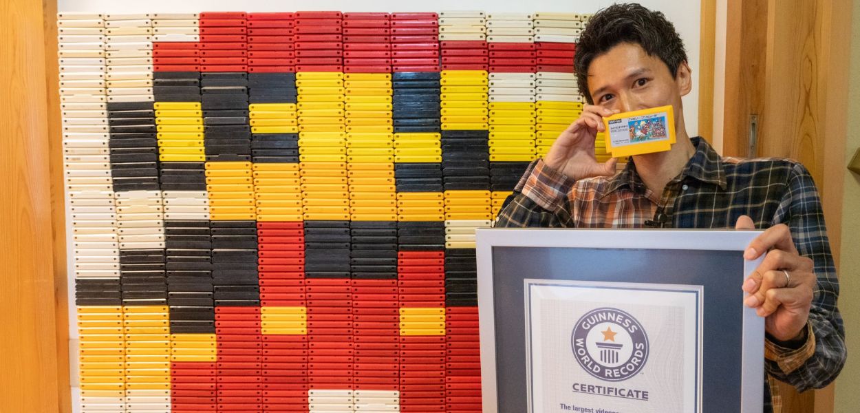 Un fan batte il record mondiale per il mosaico più grande realizzato con cartucce di videogiochi