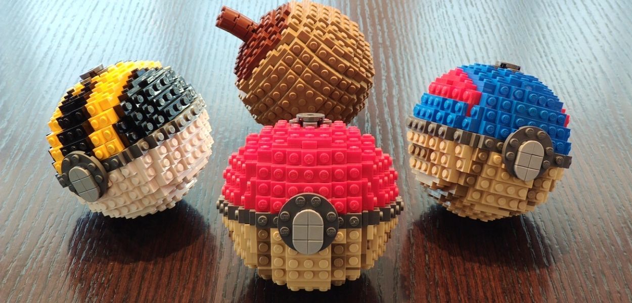 Fan creano le Poké Ball di Leggende Pokémon Arceus in mattoncini LEGO: ecco le istruzioni gratis