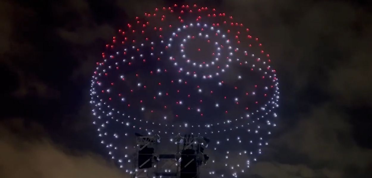 Droni compongono una Poké Ball gigante durante il Soratobu Pikachu Project