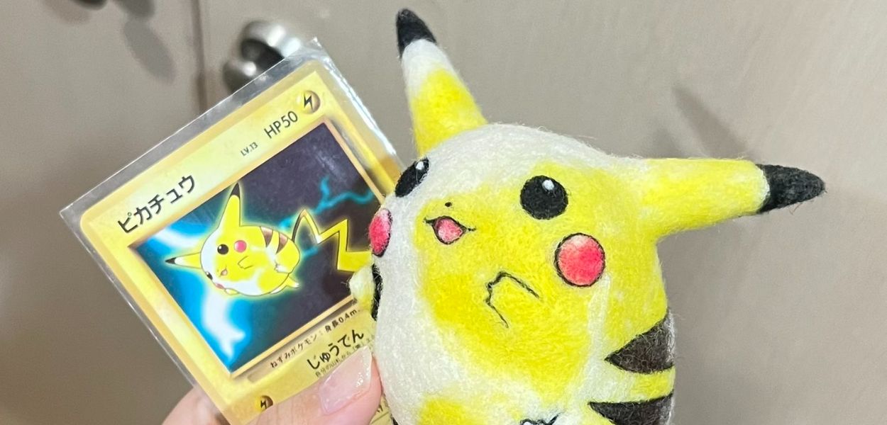 Una fan realizza una versione in feltro dell'illustrazione di Pikachu in prima generazione