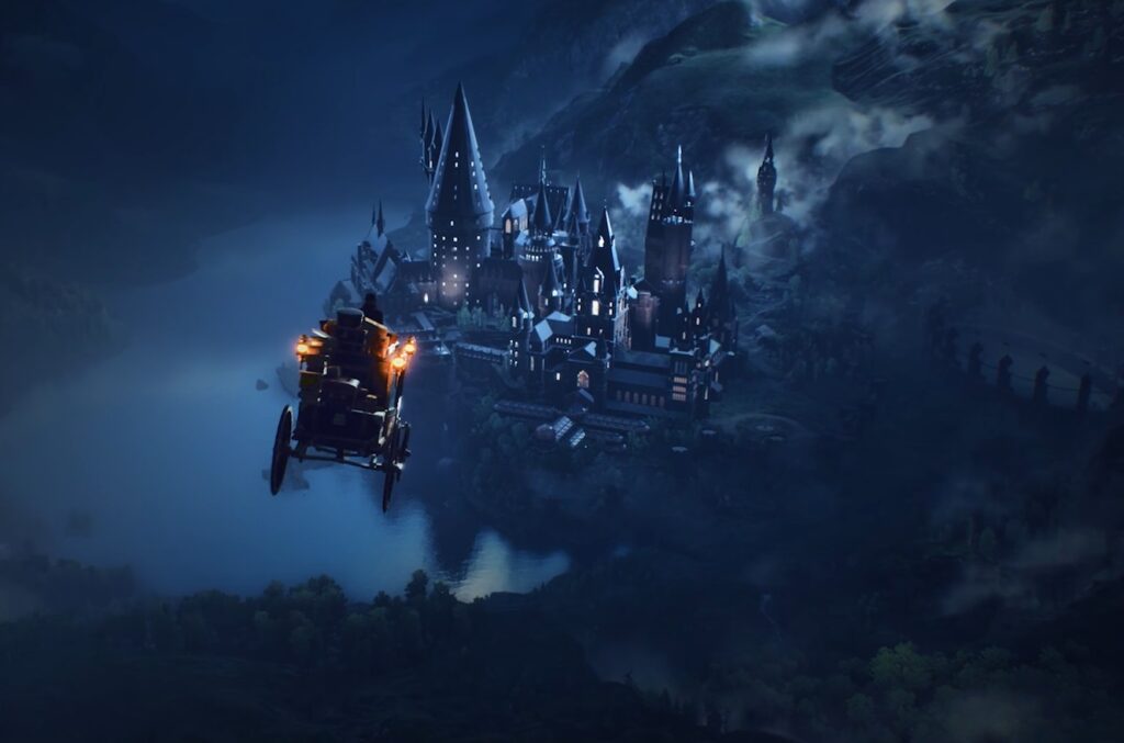 Una carrozza vola di notte verso il castello di Hogwarts nel videogioco Hogwarts Legacy
