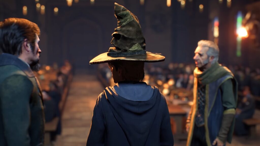 Il giocatore viene smistato dal cappello parlante nel videogioco Hogwarts Legacy