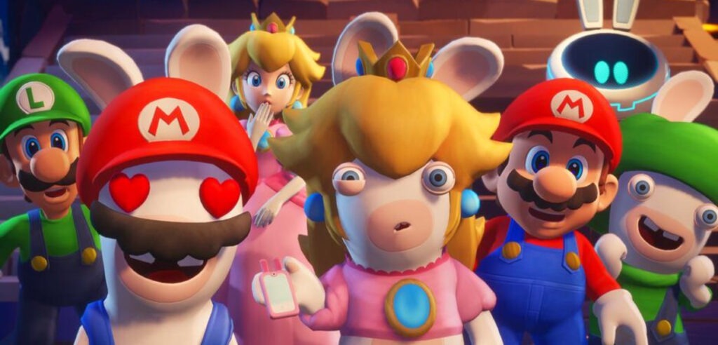 Mario, Luigi, Peach e i Rabbids che guardano qualcosa.