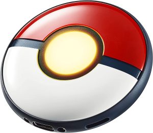 Un'immagine del Pokémon GO Plus+ preordinabile su Amazon Italia.