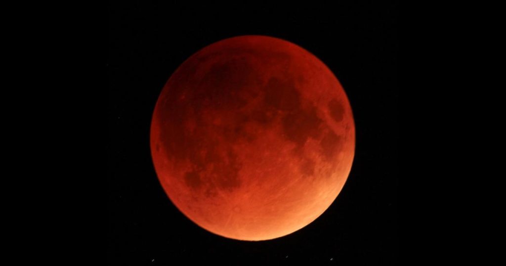 blood moon luna rossa