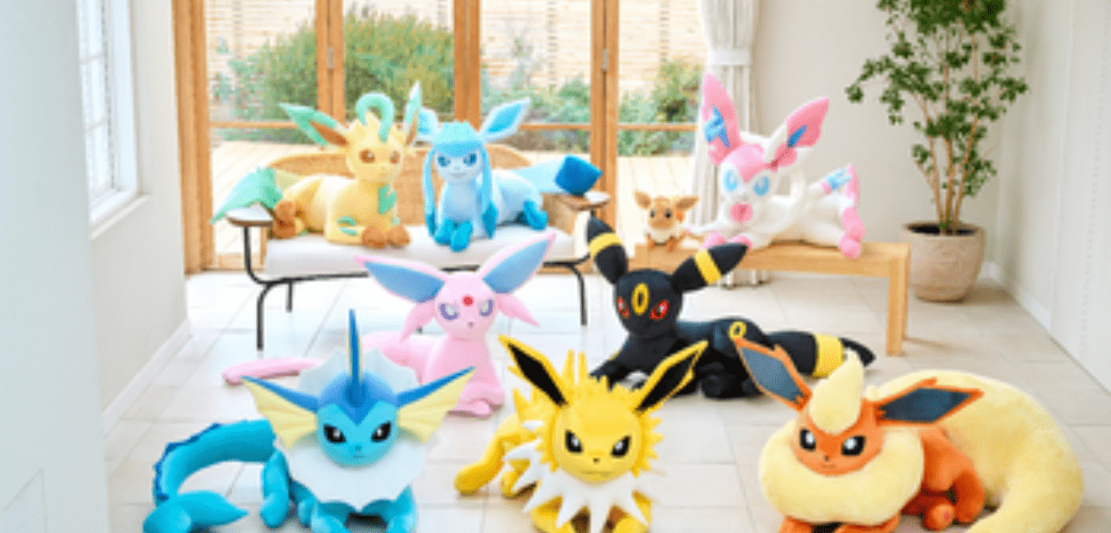 I peluche delle evoluzioni di Eevee a grandezza naturale sono arrivate sul Pokémon Center Online