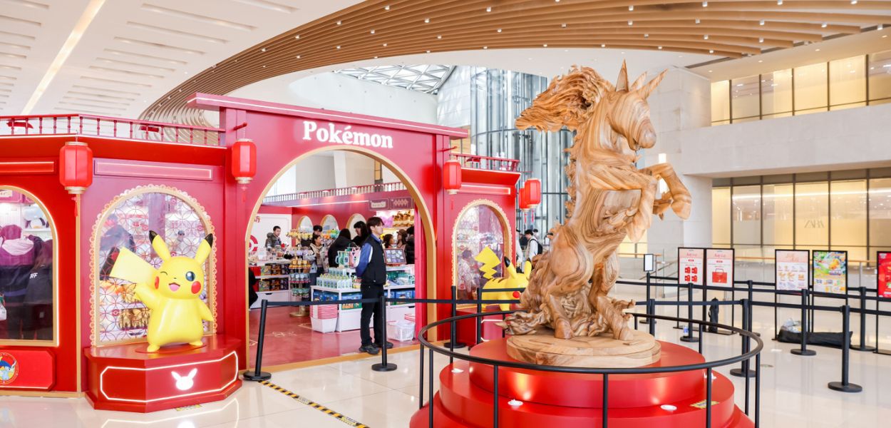 Il Pokémon Store di Suzhou celebra l'Anno del Cavallo con una statua lignea di Rapidash e Pikachu