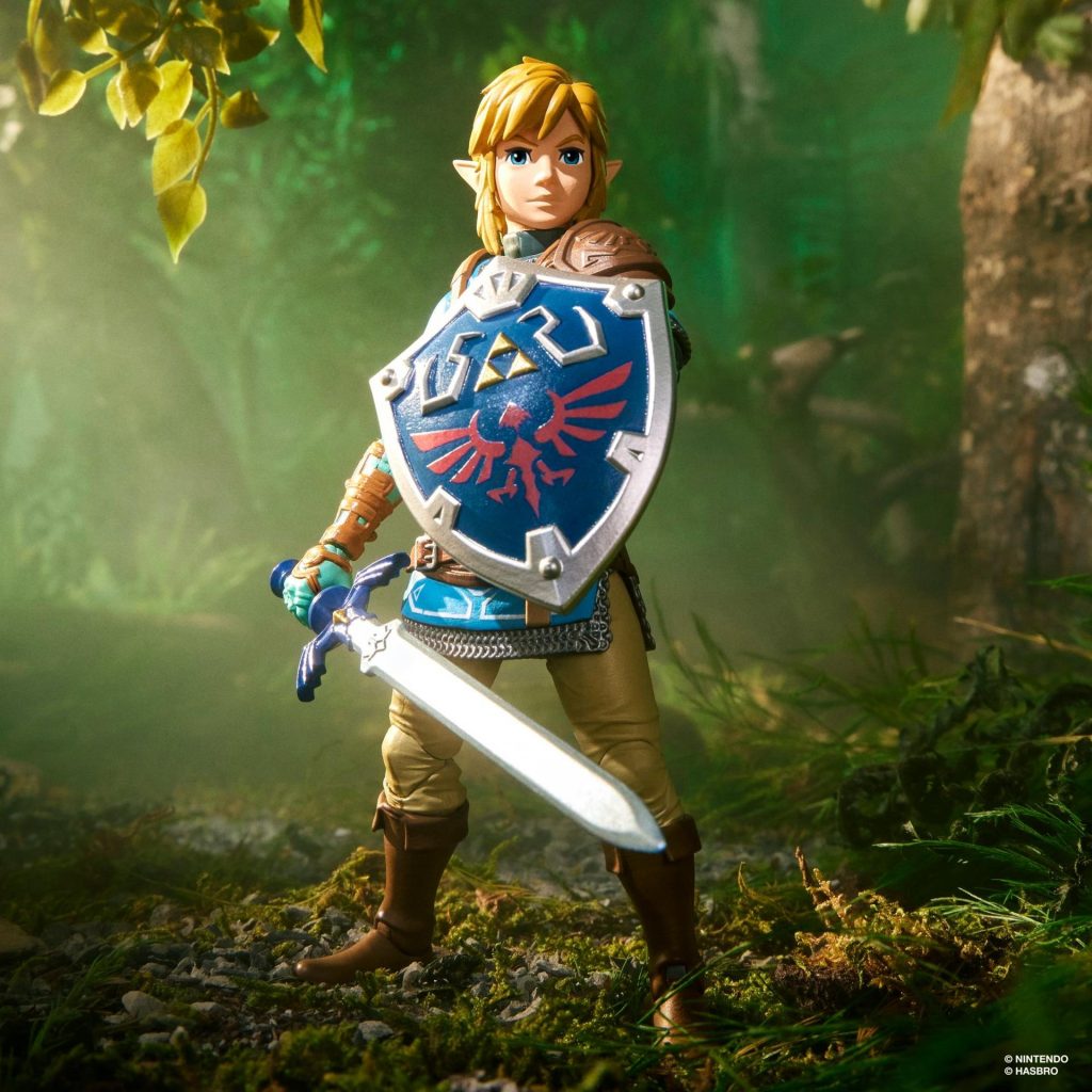 Action figure di Link in posa con la Spada Suprema e lo Scudo Hylia, collezione Hasbro x Nintendo "Heroes of Hyrule"