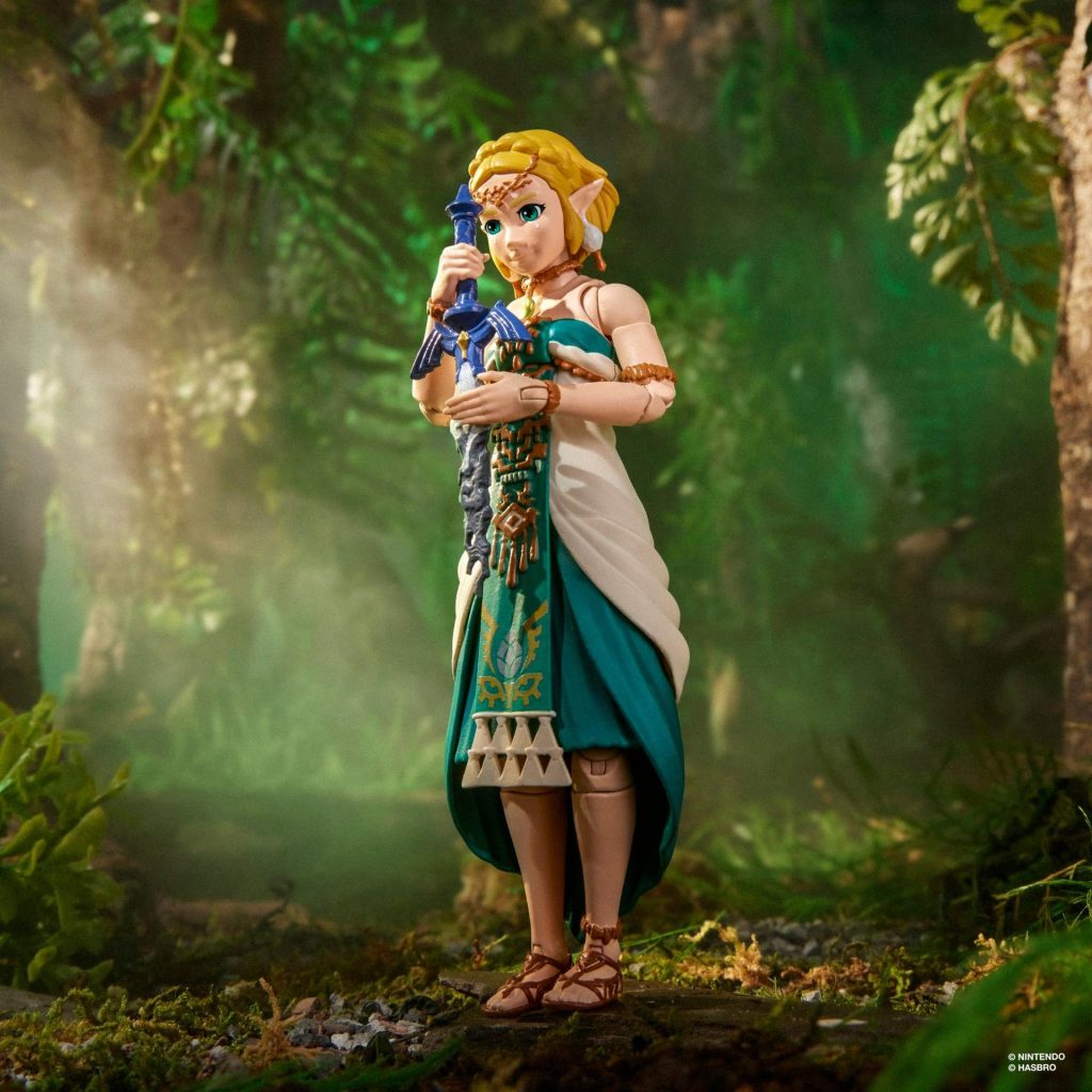 Action figure di Zelda che sorregge la Spada Suprema corrosa dal Miasma, collezione Hasbro x Nintendo "Heroes of Hyrule"