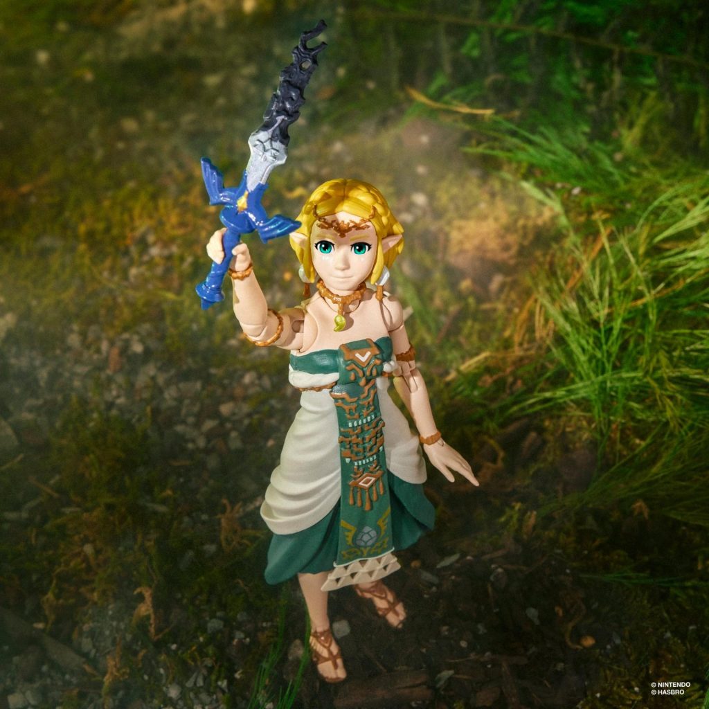 Action figure di Zelda che solleva la Spada Suprema corrosa dal Miasma, collezione Hasbro x Nintendo "Heroes of Hyrule"