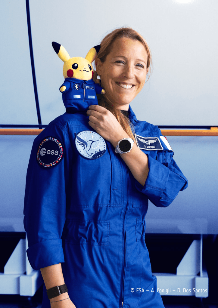 Peluche di Pikachu Astronauta in spalla a Sophie Adenot, dell’ESA