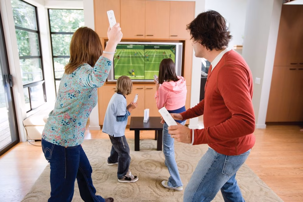 Una famiglia gioca a Wii Sports